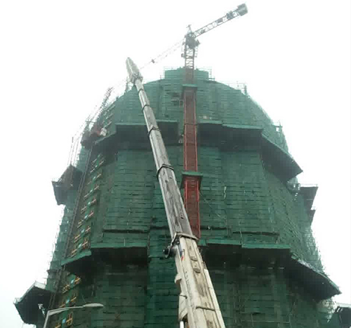 庐阳吊车在工地上作业